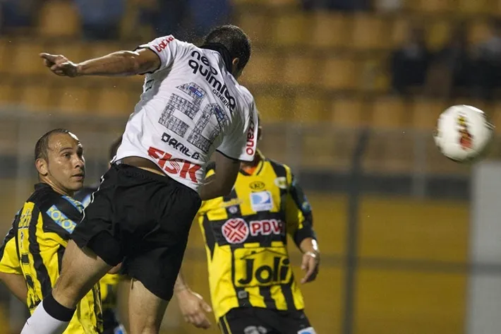 Danilo, jogador do Corinthians em duelo contra o Desportivo Táchira em 2012. Foto: Daniel Augusto Jr./Agência Corinthians