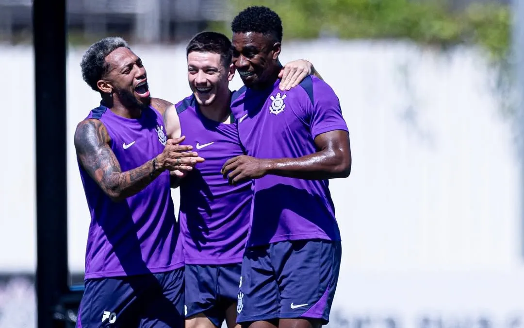 Félix Torres, Andrés Martínez e Garro em pós-treino no CT do Corinthians nesta segunda-feira (17/12). Foto: Rodrigo Coca / Corinthians