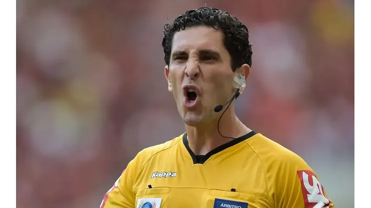 Daniel Nobre Bins fala de lances polêmicos no Gre-Nal - Foto: Thiago Ribeiro/AGIF