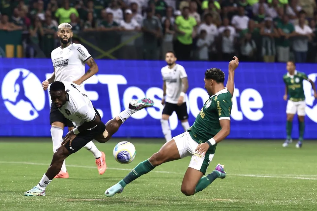 SP – SAO PAULO – 26/11/2024 – BRASILEIRO A 2024, PALMEIRAS X BOTAFOGO – Rony jogador do Palmeiras disputa lance com Bastos jogador do Botafogo durante partida no estadio Arena Allianz Parque pelo campeonato Brasileiro A 2024. Foto: Marcello Zambrana/AGIF