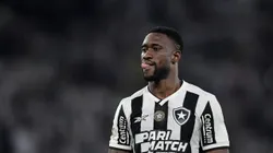 Bastos jogador do Botafogo durante partida contra o Corinthians no estadio Engenhao pelo campeonato Brasileiro A 2024. Foto: Thiago Ribeiro/AGIF