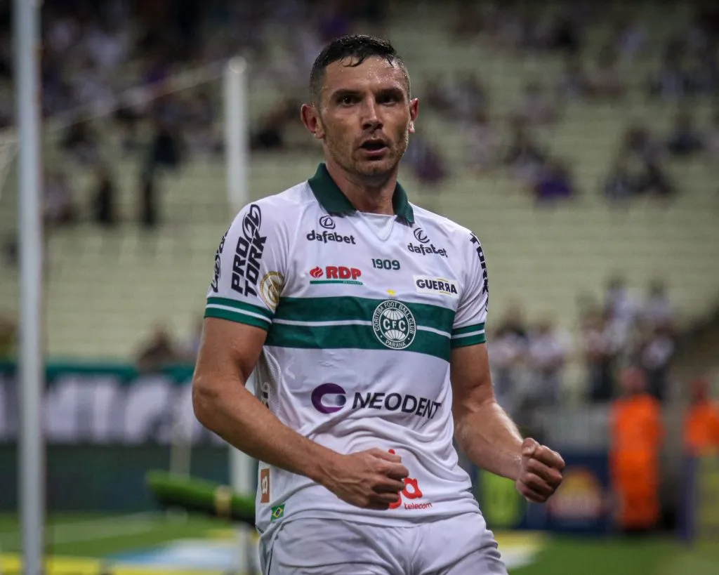 Adrián Martínez em ação pelo Coritiba. Foto: Lucas Emanuel/AGIF