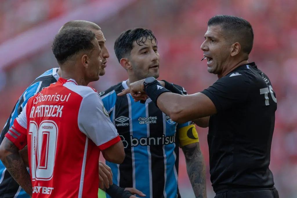 Villasanti, jogador do Grêmio, reclama com a arbitragem durante partida contra o Internacional. Foto: Liamara Polli/AGIF