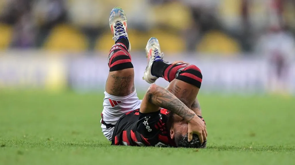 Michael caído no gramado. Foto: Thiago Ribeiro/AGIF