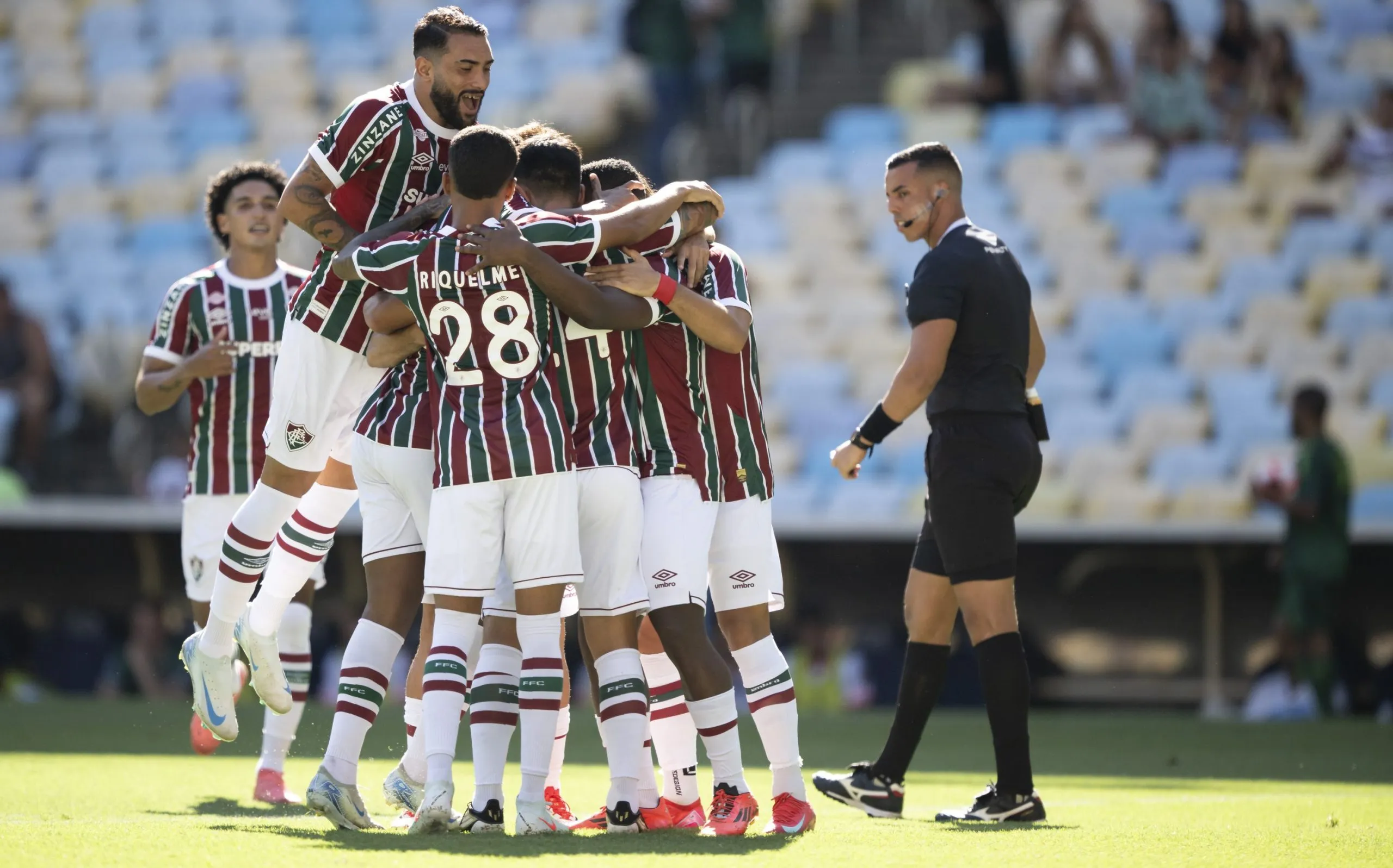 Cano, atacante do Fluminense comemora seu gol com os companheiro do time durante partida contra o Nova Iguacu no Maracana pelo campeonato Carioca 2025. Foto: Jorge Rodrigues/AGIF