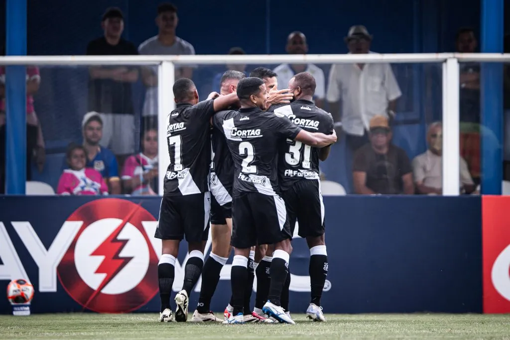 Danilo Barcelos, da Ponte Preta, comemora seu gol com jogadores do seu time durante partida contra o Água Santa no Estádio Distrital do Inamar pelo Campeonato Paulista 2025. Foto: Abner Dourado / AGIF