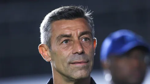 Pedro Caixinha durante jogo do Peixe na Vila Belmiro. Foto: Reinaldo Campos/AGIF