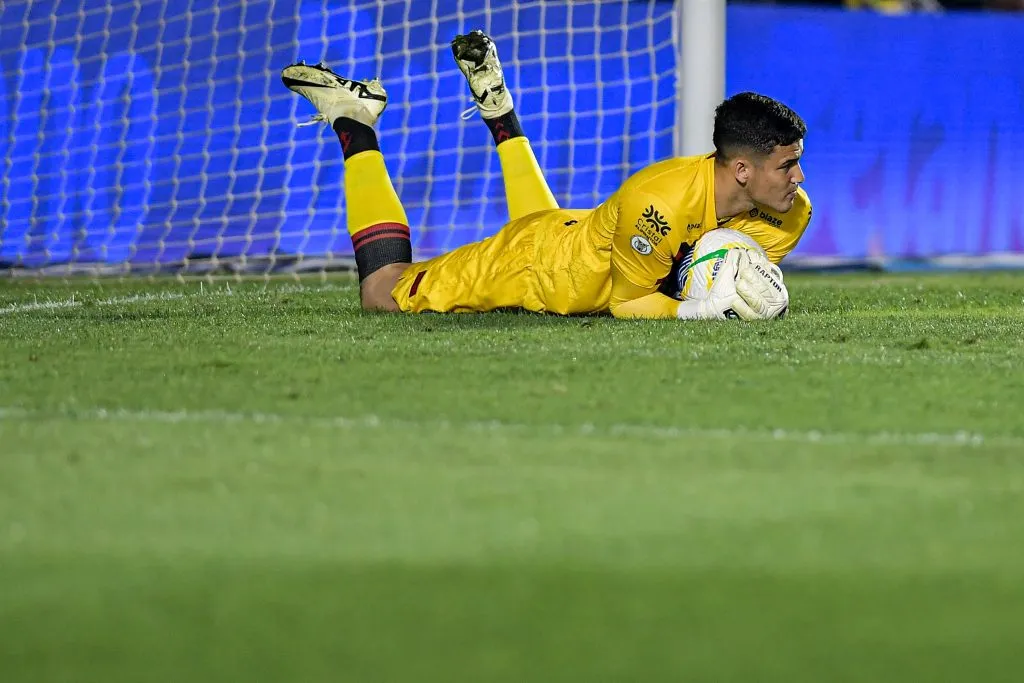 Pedro Rangel em ação pelo Atlético-GO em 2024 – Foto: Thiago Ribeiro/AGIF