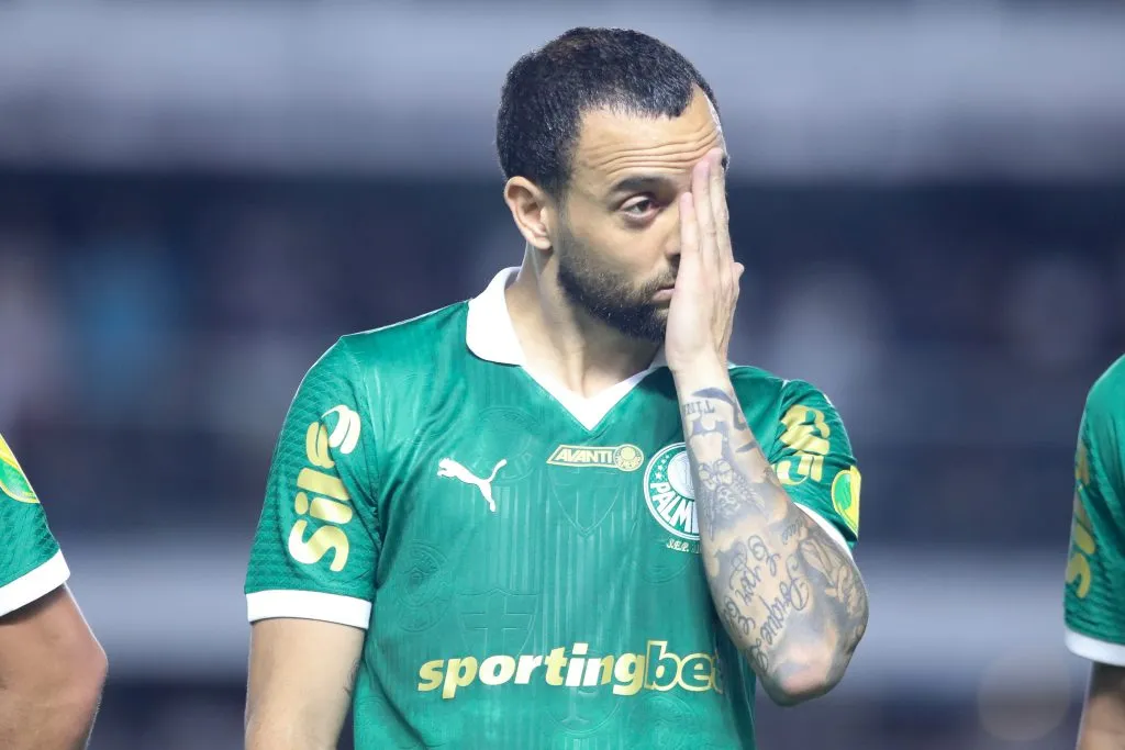 Felipe Anderson, do Palmeiras, durante execução do hino nacional antes da partida contra o Santos na Vila Belmiro pelo campeonato Paulista 2025. Foto: Reinaldo Campos / AGIF