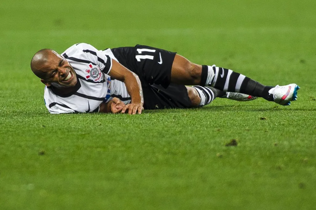 Emerson Sheik sofre falta durante partida de ida da fase previa da Copa do Libertadores 2015, na Arena Corinthians. Foto: Daniel Vorley / AGIF
