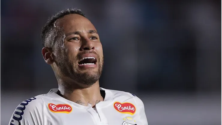 Neymar, em ação pelo Santos - Foto: Ettore Chiereguini/AGIF