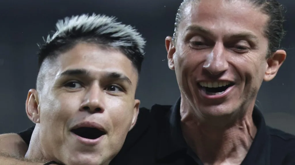 Foto: Fernando Torres/AGIF – Filipe Luís e Luiz Araújo comemorando título da Supercopa.