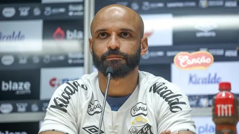 Thaciano durante sua apresentação oficial como jogador do Santos em coletiva de imprensa realizada na Vila Belmiro, nesta quarta feira (15). Foto: Reinaldo Campos/AGIF