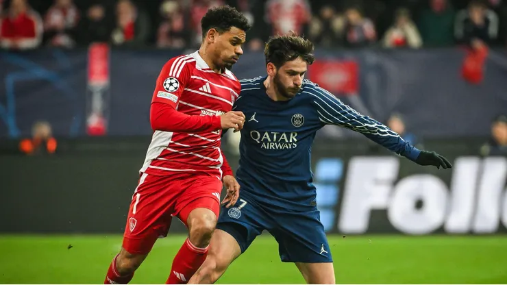 Kenny Lala disputa bola com Kvaratskhelia em partida da Champions League entre Brest e PSG. Foto: ZUMA Press, Inc. / Alamy Stock Photo