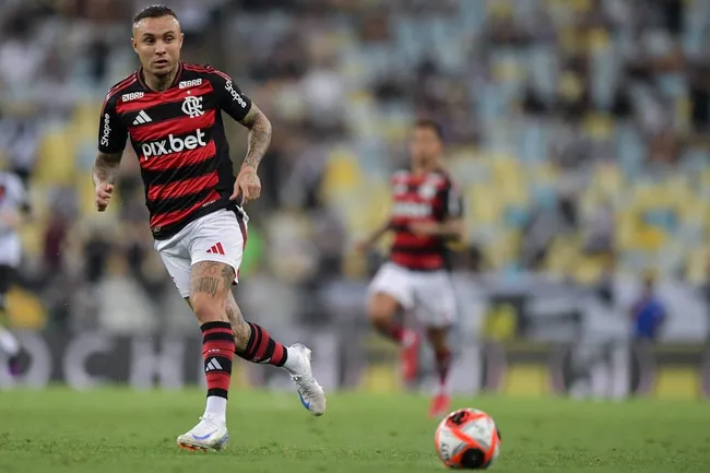 Everton Cebolinha, do Flamengo, durante partida contra o Vasco no Maracanã pelo Campeonato Carioca 2025. Foto: Thiago Ribeiro / AGIF
