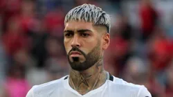 Alexander Barboza jogador do Botafogo durante execução do hino nacional antes da partida contra o Athletico-PR no estadio Arena da Baixada pelo campeonato Brasileiro A 2024. Foto: Robson Mafra/AGIF