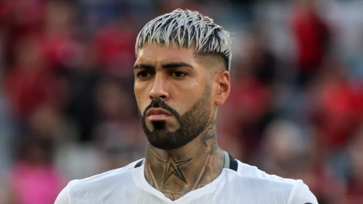 Alexander Barboza jogador do Botafogo durante execução do hino nacional antes da partida contra o Athletico-PR no estadio Arena da Baixada pelo campeonato Brasileiro A 2024. Foto: Robson Mafra/AGIF