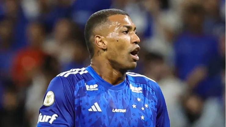 Walace, jogador do Cruzeiro, durante partida contra o Atlético-MG no estádio Mineirão pelo Campeonato Brasileiro