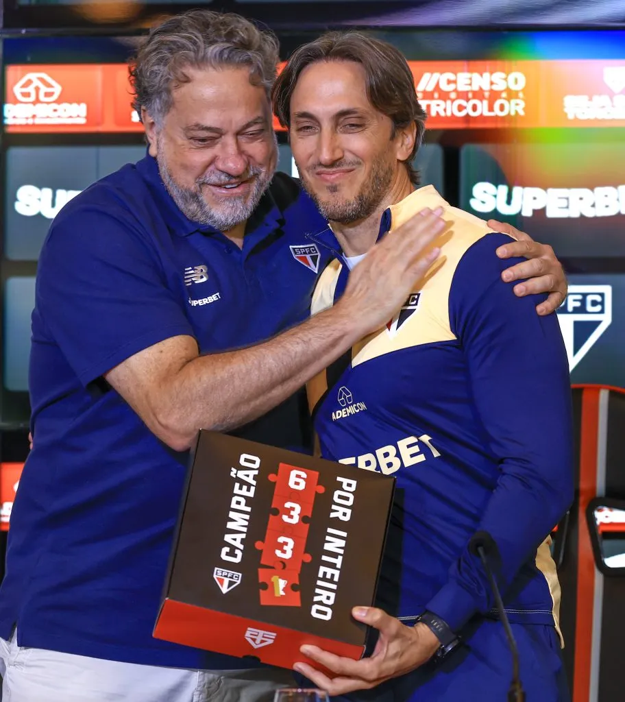 SP – SAO PAULO – 22/04/2024 – SAO PAULO, APRESENTACAO TECNICO LUIS ZUBELDIA – Julio Casares (e) presidente do Sao Paulo e Luis Zubeldia apresentado como novo tecnico do Sao Paulo. Foto: Marcello Zambrana/AGIF