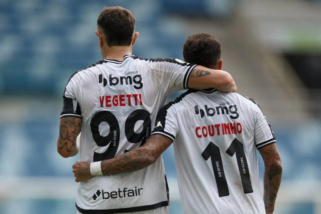 Vegetti jogador do Vasco comemora seu gol com Philippe Coutinho – Foto: Gil Gomes/AGIF
