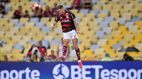 Ayrton Lucas em campo contra o Sampaio Côrrea.