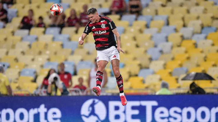 Ayrton Lucas em campo contra o Sampaio Côrrea.