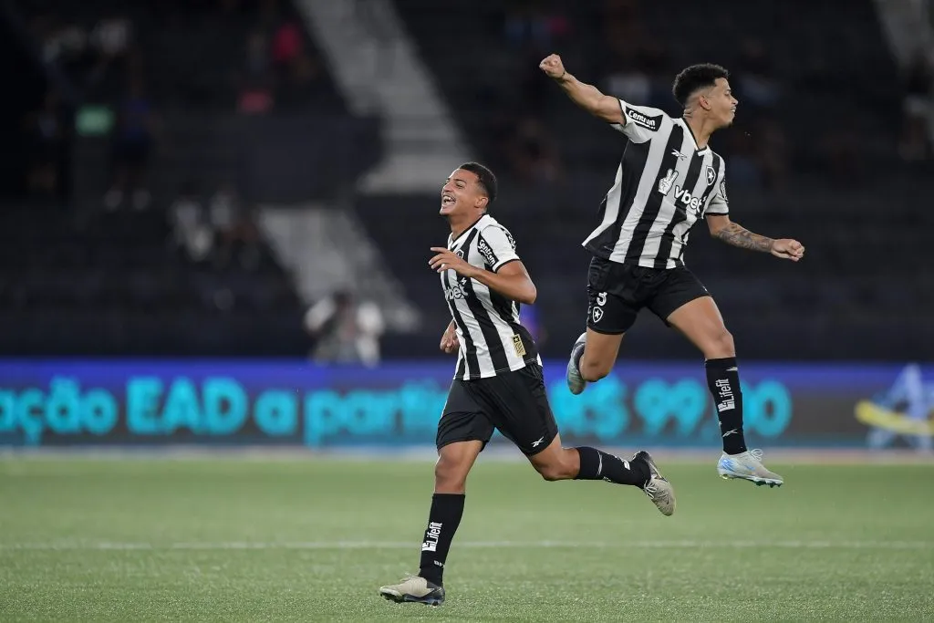 RJ – RIO DE JANEIRO – 14/01/2025 – CARIOCA 2025, BOTAFOGO X PORTUGUESA RIO – Kayke jogador do Botafogo comemora seu gol durante partida contra o Portuguesa Rio no estadio Engenhao pelo campeonato Carioca 2025. Foto: Thiago Ribeiro/AGIF