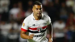 Alisson, volante do São Paulo possuiu um histórico recorrente de lesões e agora com novo indício de trauma muscular pode ser desfalque contra o Ponte Preta