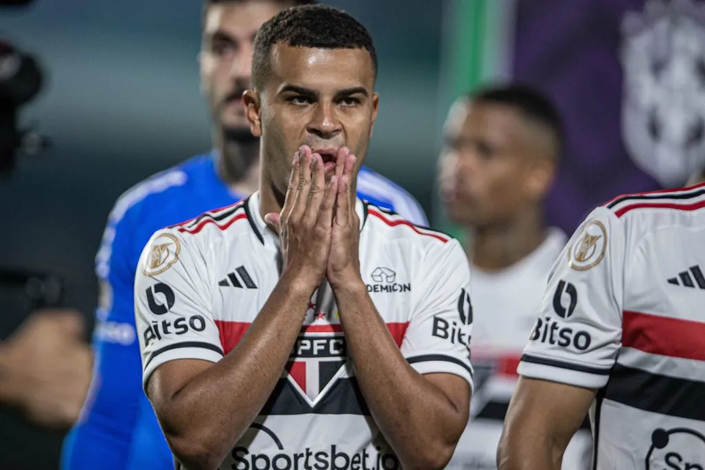 GO – GOIANIA – 18/10/2023 – BRASILEIRO A 2023, GOIAS X SAO PAULO – Alisson jogador do Sao Paulo durante partida contra o Goias no estadio Serrinha pelo campeonato Brasileiro A 2023. Foto: Isabela Azine/AGIF