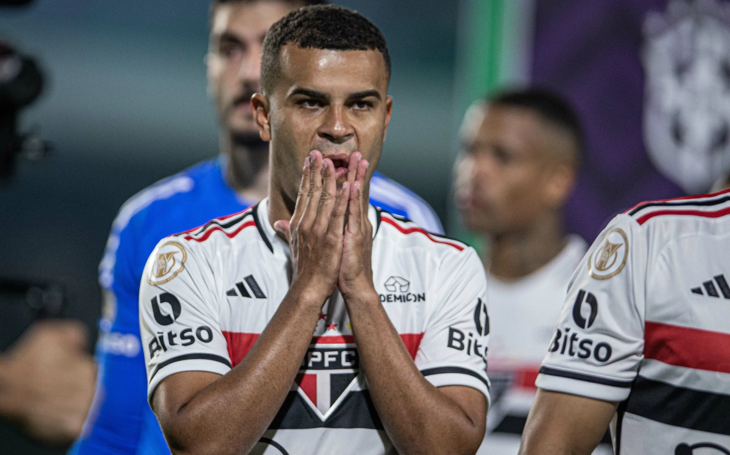 O volante passou por avaliação e está sendo monitorado pelo Departamento Médico do clube e se o inchaço no tornozelo persistir não entrará em campo nesta quarta-feira. Foto: Isabela Azine/AGIF