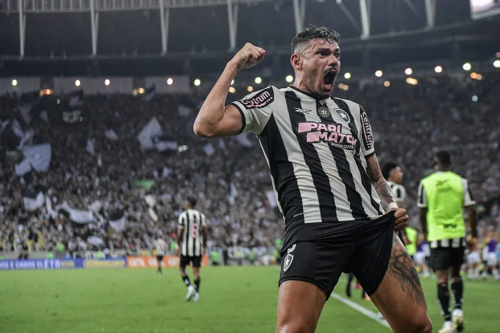 RJ – RIO DE JANEIRO – 18/10/2024 – BRASILEIRO A 2024, BOTAFOGO X CRICIUMA – Tiquinho Soares jogador do Botafogo comemora seu gol durante partida contra o Criciuma no estadio Maracana pelo campeonato Brasileiro A 2024. Foto: Thiago Ribeiro/AGIF