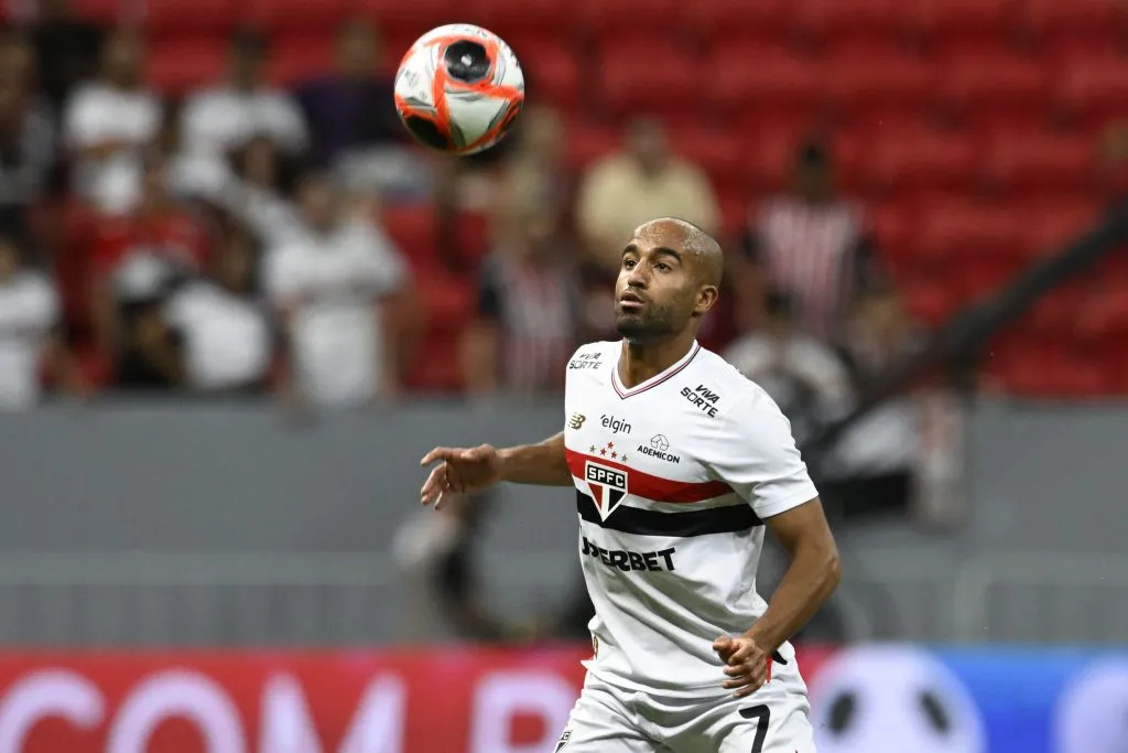 DF – BRASILIA – 13/02/2025 – PAULISTA 2025, SAO PAULO X VELO CLUBE – Lucas Moura jogador do Sao Paulo durante partida contra o Velo Clube no estadio Mane Garrincha pelo campeonato Paulista 2025. Foto: Mateus Bonomi/AGIF