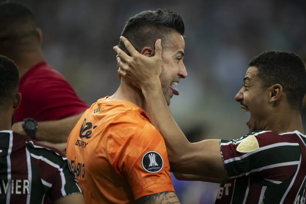 Fabio goleiro do Fluminense comemora classificação com Andre jogador da sua equipe durante partida contra o Gremio no Maracanã pelo campeonato Copa Libertadores 2024. Foto: Jorge Rodrigues/AGIF