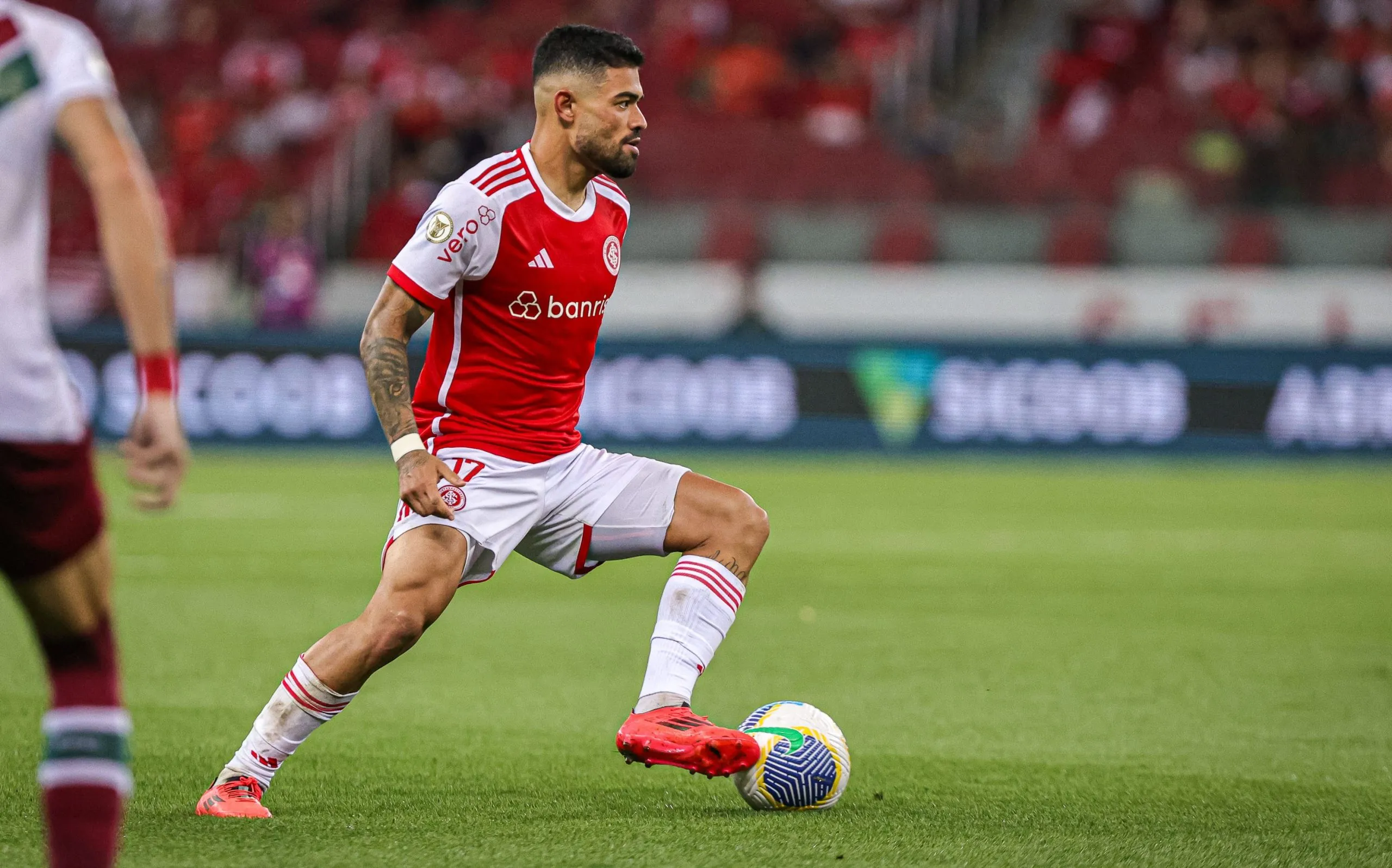 Bruno Tabata, meia do Internacional pode ser a chave para virada do Campeonato Gaúcho 2025, de acordo com torcedores. Foto: Maxi Franzoi/AGIF