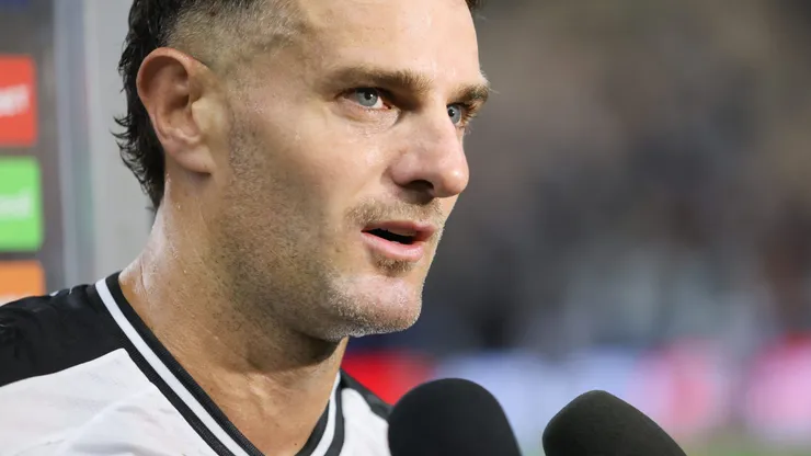 Vegetti durante entrevista após partida entre Vasco e Madureira, na Arena da Amazônia, pelo Campeonato Carioca.
