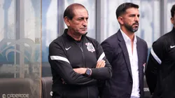 Ramón Diáz, tecnico do Corinthians, durante partida contra o Grêmio na Arena do Grêmio pelo Campeonato Brasileiro A 2024. Foto: Maxi Franzoi / AGIF