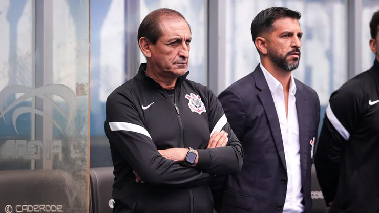 Ramón Diáz, tecnico do Corinthians, durante partida contra o Grêmio na Arena do Grêmio pelo Campeonato Brasileiro A 2024. Foto: Maxi Franzoi / AGIF