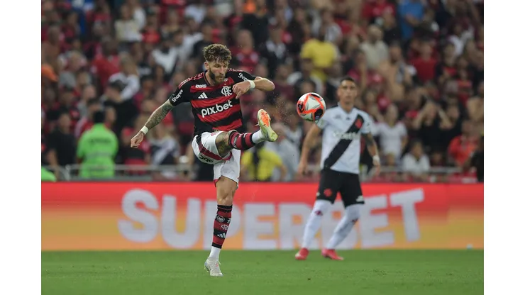 Léo Pereira jogador do Flamengo durante partida contra o Vasco no estádio Maracanã pelo campeonato Carioca 2025. Foto: Thiago Ribeiro/AGIF