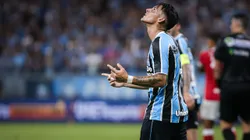 Pavón, do Grêmio, lamenta durante partida contra o Internacional na Arena do Grêmio pelo Campeonato Gaúcho 2025. Foto: Maxi Franzoi / AGIF
