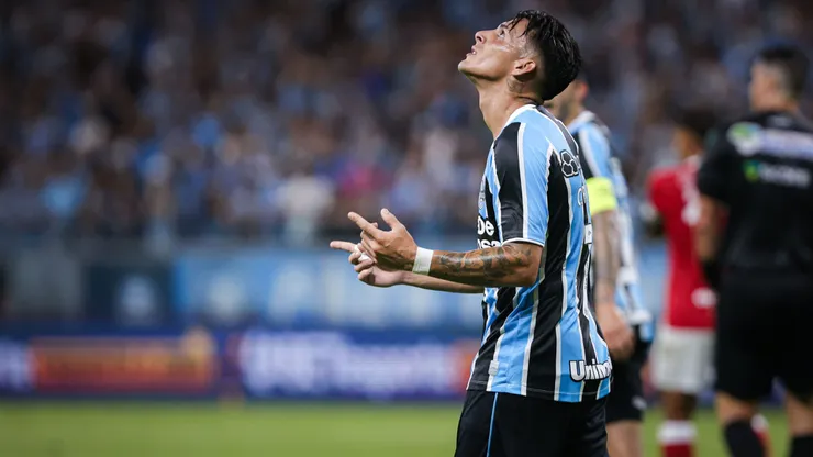 Pavón, do Grêmio, lamenta durante partida contra o Internacional na Arena do Grêmio pelo Campeonato Gaúcho 2025. Foto: Maxi Franzoi / AGIF