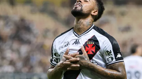 Paulinho jogador do Vasco comemora seu gol durante partida contra o Madureira no estádio Arena da Amazônia pelo campeonato Carioca 2025. Foto: Antonio Pereira/AGIF