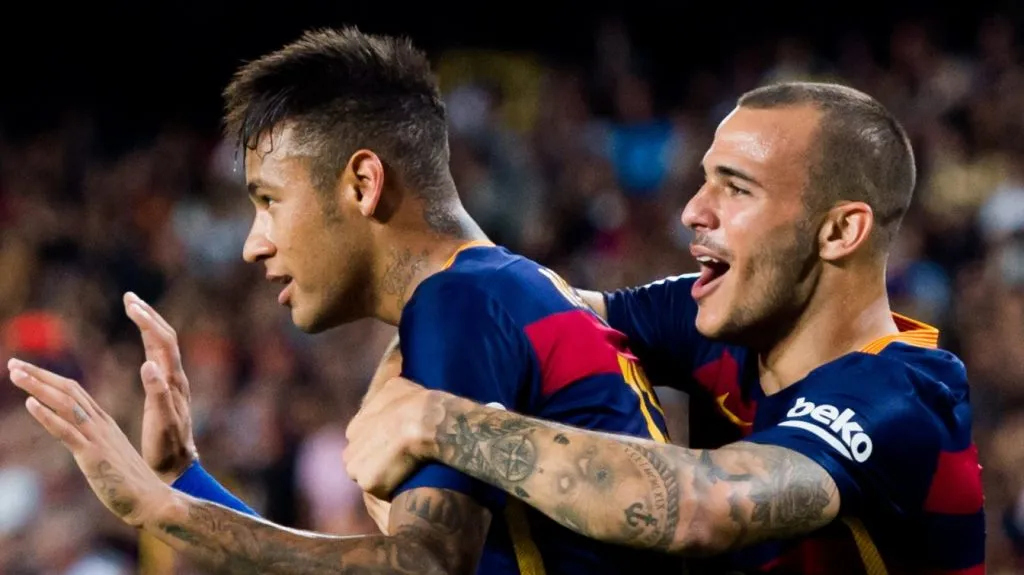 Foto: Alex Caparros/Getty Images – Sandro Ramírez comemorando gol com Neymar e Alexis Sánchez em 2015 pelo Barcelona.