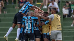 Monsalve jogador do Grêmio comemora seu gol com jogadores do seu time durante partida contra o Ypiranga no estádio Colosso da Lagoa pelo campeonato Gaúcho 2025. Foto: Liamara Polli/AGIF