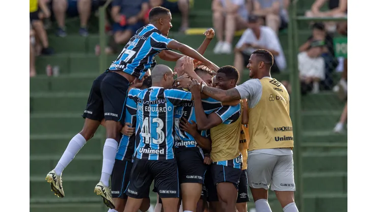 Monsalve jogador do Grêmio comemora seu gol com jogadores do seu time durante partida contra o Ypiranga no estádio Colosso da Lagoa pelo campeonato Gaúcho 2025. Foto: Liamara Polli/AGIF