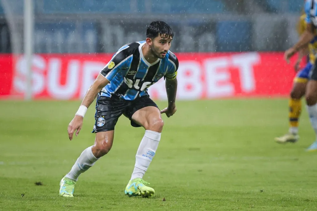 RS – PORTO ALEGRE – 11/02/2025 – GAUCHO 2025, GREMIO X PELOTAS – Mathias Villasanti jogador do Gremio durante partida contra o Pelotas no estadio Arena do Gremio pelo campeonato Gaucho 2025. Foto: Maxi Franzoi/AGIF