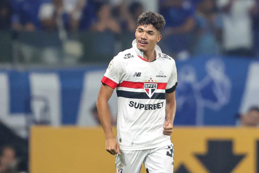 MG – BELO HORIZONTE – 15/09/2024 – BRASILEIRO A 2024, CRUZEIRO X SAO PAULO – William Gomes jogador do Sao Paulo comemora seu gol durante partida contra o Cruzeiro no estadio Mineirao pelo campeonato Brasileiro A 2024. Foto: Gilson Lobo/AGIF