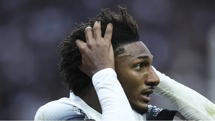 SAO PAULO, BRAZIL - OCTOBER 20: Talles Magno of Corinthians reacts during a match between Corinthians and Flamengo as part of Copa do Brasil at Neo Quimica Arena on October 20, 2024 in Sao Paulo, Brazil. (Photo by Alexandre Schneider/Getty Images)