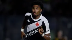 RJ - RIO DE JANEIRO - 03/08/2024 - BRASILEIRO A 2024, VASCO X BRAGANTINO - GB jogador do Vasco comemora seu gol durante partida contra o Bragantino no estadio Sao Januario pelo campeonato Brasileiro A 2024.