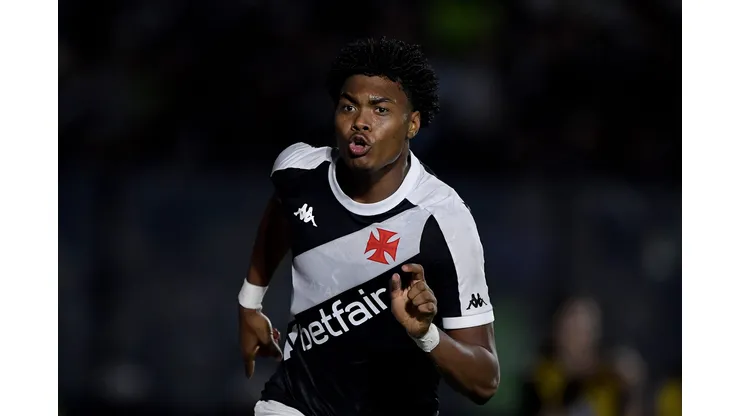 RJ - RIO DE JANEIRO - 03/08/2024 - BRASILEIRO A 2024, VASCO X BRAGANTINO - GB jogador do Vasco comemora seu gol durante partida contra o Bragantino no estadio Sao Januario pelo campeonato Brasileiro A 2024.
