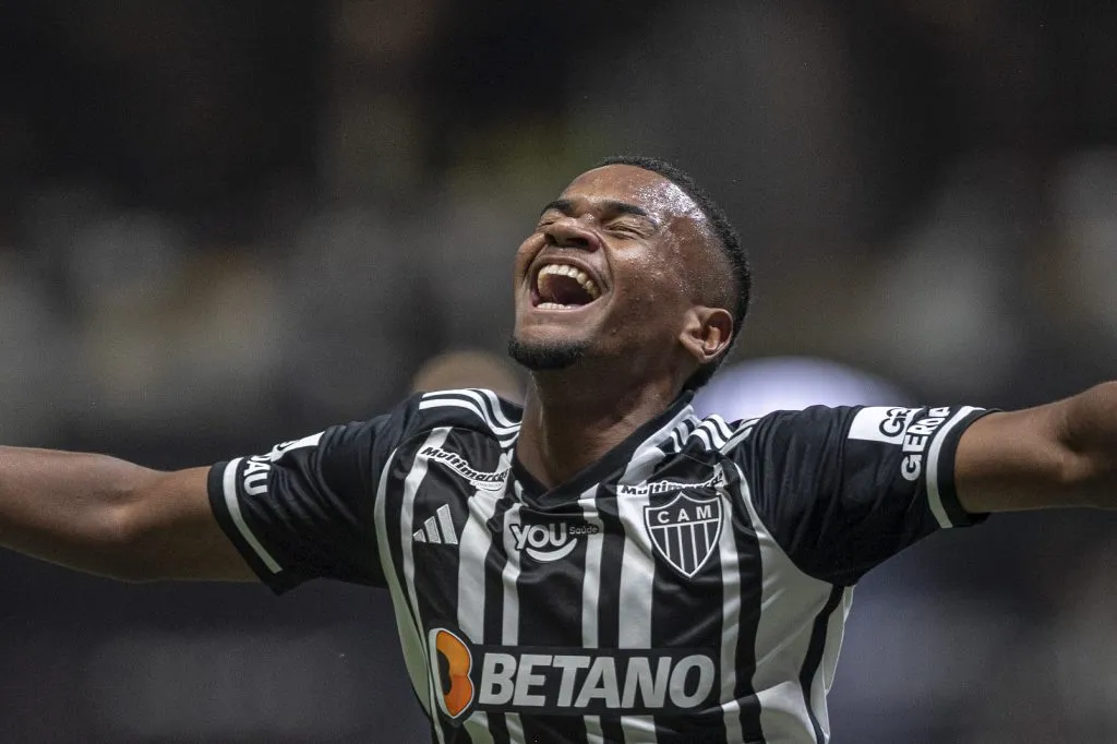 Alisson comemorando seu gol durante partida contra o Tombense no estadio Arena MRV pelo campeonato Mineiro 2024. Foto: Alessandra Torres/AGIF